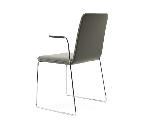 sitting smartKA | Skid chair with integrated armrests | Chaises | lento