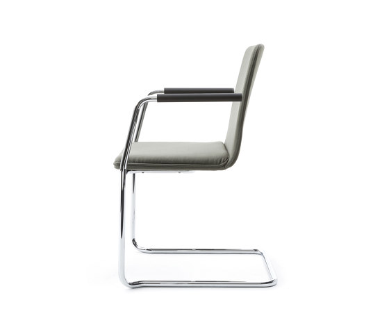 sitting smartF | Cantilever with integrated armrests | Chaises | lento
