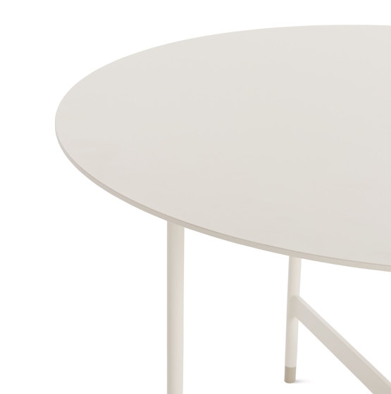 Sommer Round Dining Table | Mesas comedor | Design Within Reach