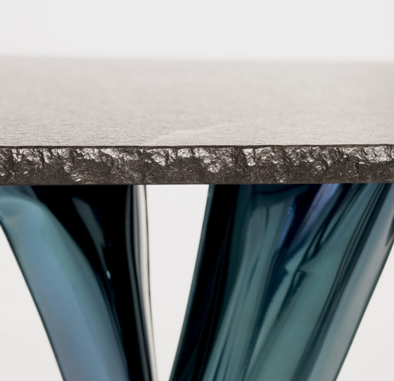 G-Table Cosmos With Cosmic Blue Base and Ancient Oak Top | Tables de repas | Zieta