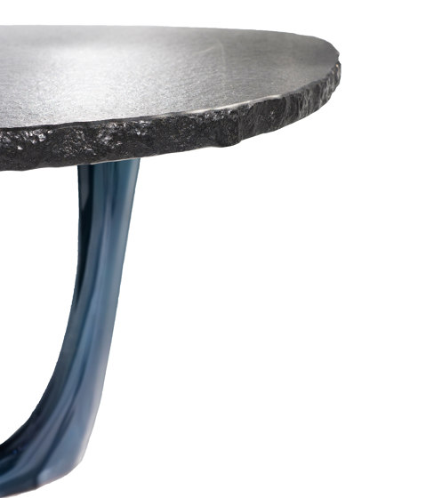 G-Table Cosmos With Cosmic Blue Base and Ancient Oak Top | Tables de repas | Zieta