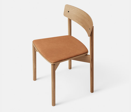 T01 | Cross Chair Oak Matt lacquer Cognac Leather Dunes | Stühle | TAKT