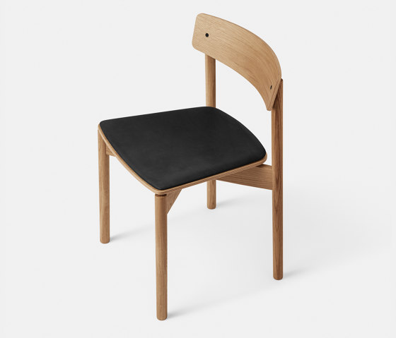 T01 | Cross Chair Oak Matt lacquer Black Leather Dunes | Stühle | TAKT
