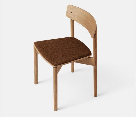 T01 | Cross Chair Oak Matt lacquer Brown Hallingdal | Chaises | TAKT