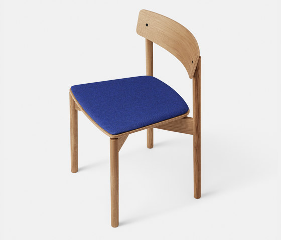 T01 | Cross Chair Oak Matt lacquer Natural Blue Hallingdal | Sedie | TAKT