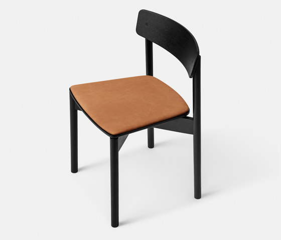 T01 | Cross Chair Oak Black lacquer Cognac Leather Dunes | Stühle | TAKT