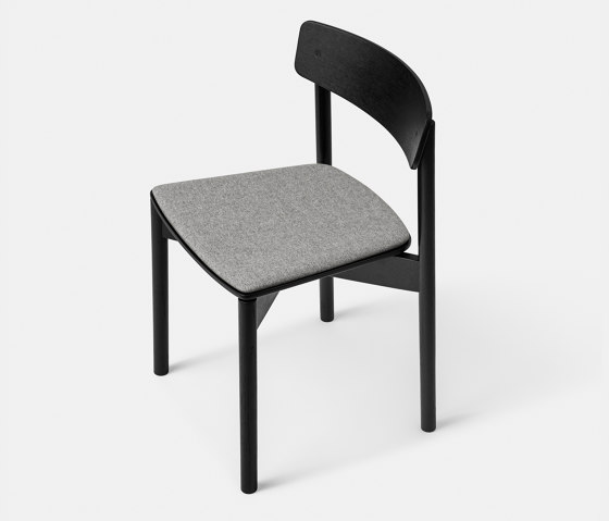 T01 | Cross Chair Oak Black lacquer Grey Hallingdal | Chaises | TAKT
