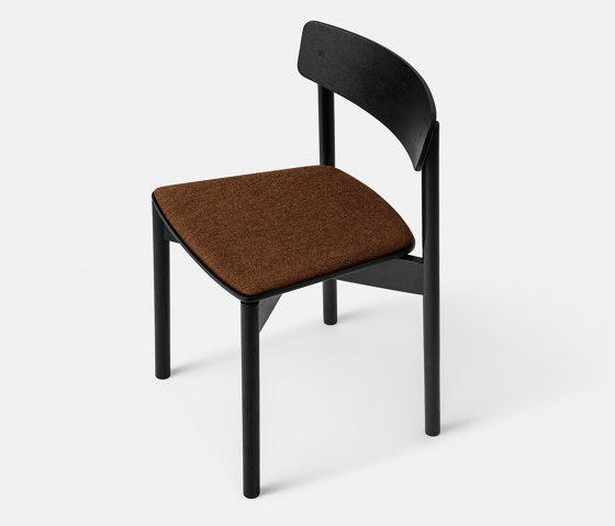 T01 | Cross Chair Oak Black lacquer Brown Hallingdal | Chaises | TAKT