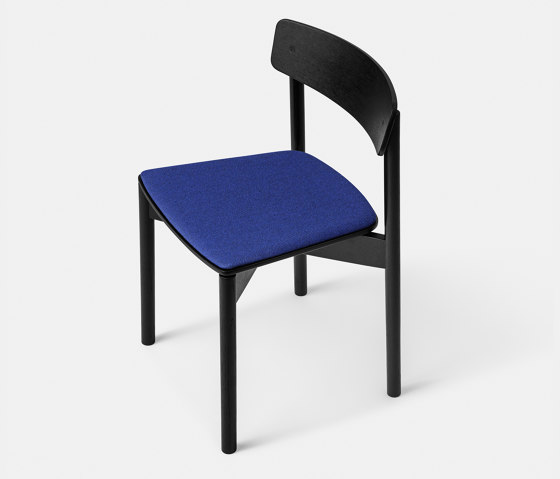 T01 | Cross Chair Oak Black lacquer Blue Hallingdal | Chaises | TAKT