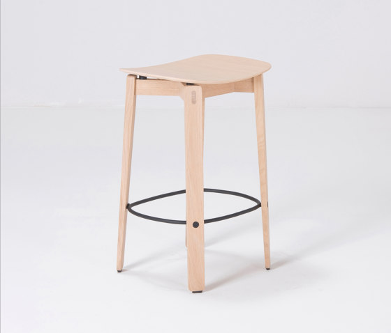 Nora | bar stool | Venner - Oak | Bar stools | Gazzda