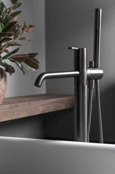 Code Brushed Graphite Freestanding Bathtub Mixer | Bath taps | Inbani