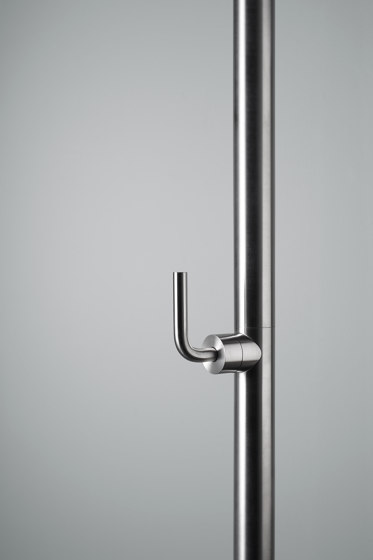 Levo | Colonna doccia con getto a pioggia orientabile e miscelatore idroprogressivo in acciaio inossidabile | Doccie outdoor | Quadrodesign