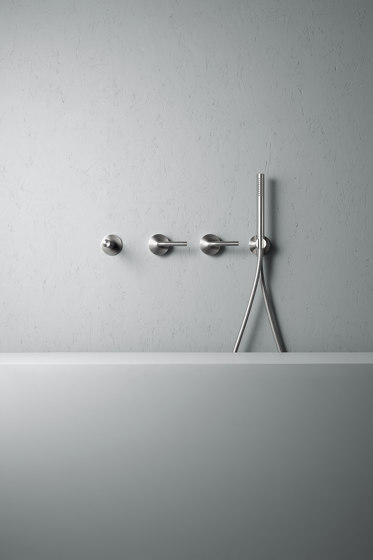Levo | Stainless steel Wall mounted 2 mixers set with 190mm spout and hand shower | Bath taps | Quadrodesign