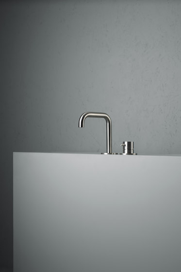 Source | Mitigeur 2 trous avec bec orientable. 
En acier inoxydable. | Robinetterie pour lavabo | Quadrodesign
