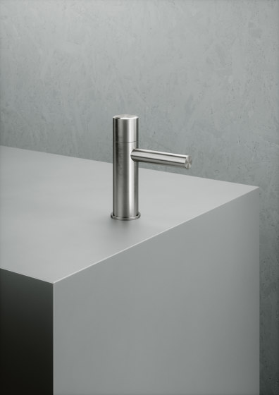Stereo | Stainless steel Deck mounted hydroprogressive mixer by Quadrodesign | Wash basin taps