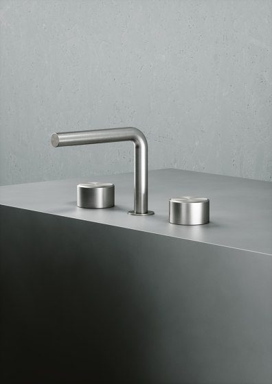 Stereo | Stainless steel Three hole tap with swivelling spout and hydroprogressive mixer with handshower kit | Wash basin taps | Quadrodesign
