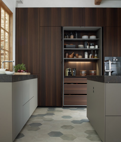 FINE Retractable tall unit | Fitted kitchens | Santos