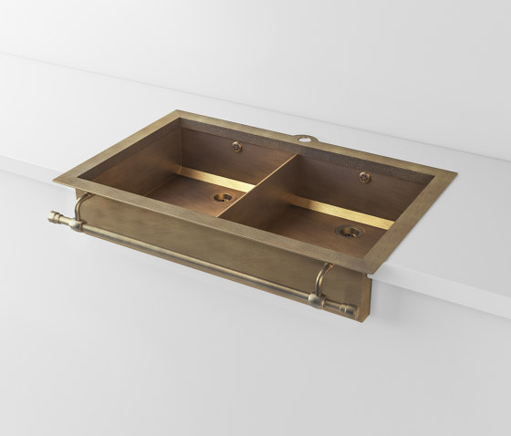 DOUBLE BOWL BURNISHED BRASS SEMI-RECESSED SINK
LVQ030 | Éviers de cuisine | Officine Gullo