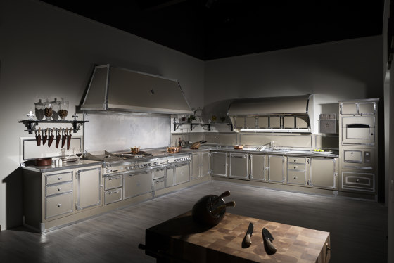 TAILOR MADE KITCHENS | CHAMPAGNE AND SATIN NICHEL KITCHEN | Fitted kitchens | Officine Gullo