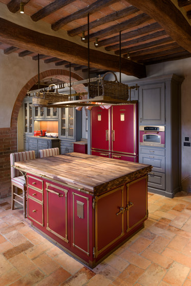 TAILOR MADE KITCHENS | CHIANTI RED & BURNISHED BRASS KITCHEN | Cuisines équipées | Officine Gullo