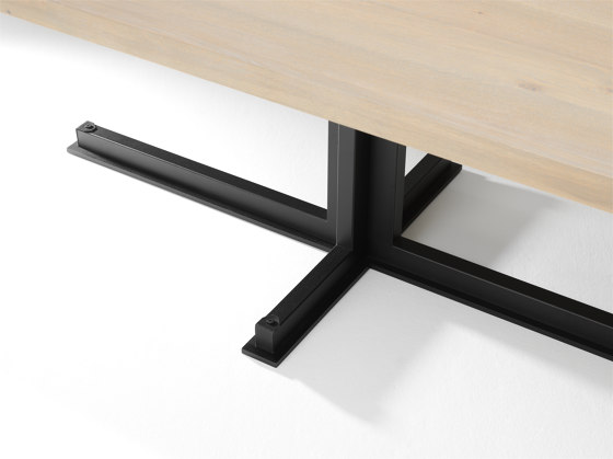 Cross Oval Dining Table | Esstische | QLiv