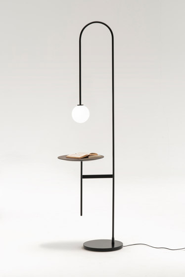 Light with a table | Lampade piantana | Living Divani