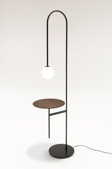 Light with a table | Lampade piantana | Living Divani