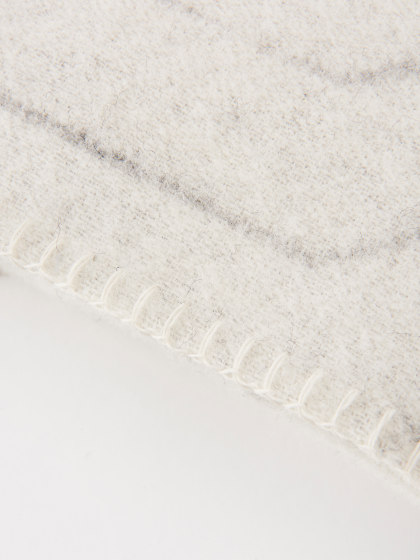 Pinstripe Throw White | Decken | Made by Hand