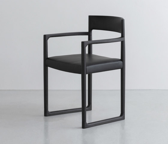 SWEEP I armchair | Chaises | By interiors inc.
