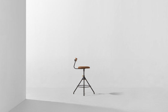 Akron Counter Stool With Backrest | Tabourets de bar | District Eight