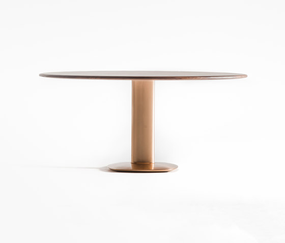 The bronze oval pillar table | Esstische | Time & Style