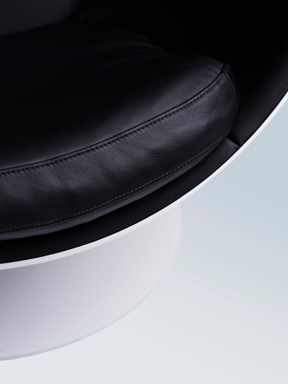 Ball chair, leather. Upholstery: natural leather, black | Fauteuils | Eero Aarnio Originals