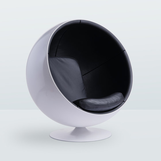 Ball chair, leather. Upholstery: natural leather, black | Fauteuils | Eero Aarnio Originals