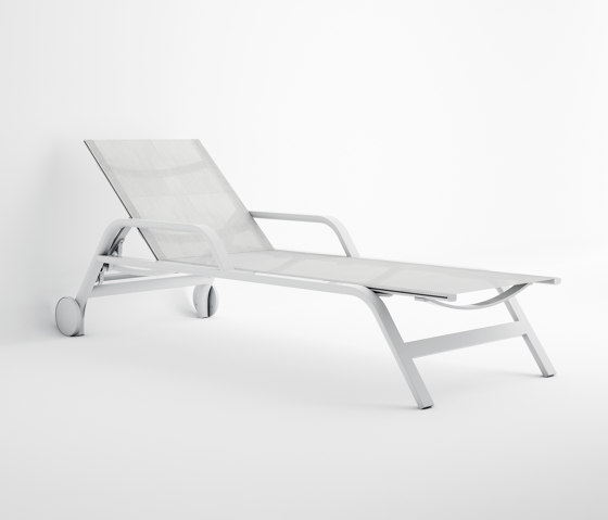 Stack Liegestuhl mit Armlehnen und Rädern | Sonnenliegen / Liegestühle | GANDIABLASCO