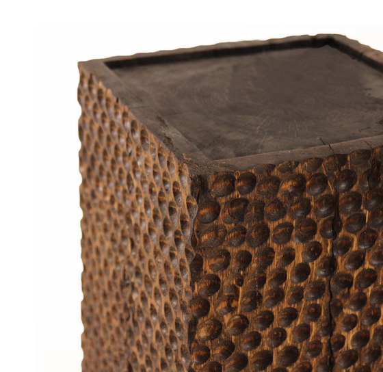 Tallado Wooden Cube Table | Mesas auxiliares | Pfeifer Studio