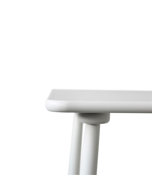 D20 Corner Table by Poul M. Volther (55x55) | Tavolini alti | FDB Møbler