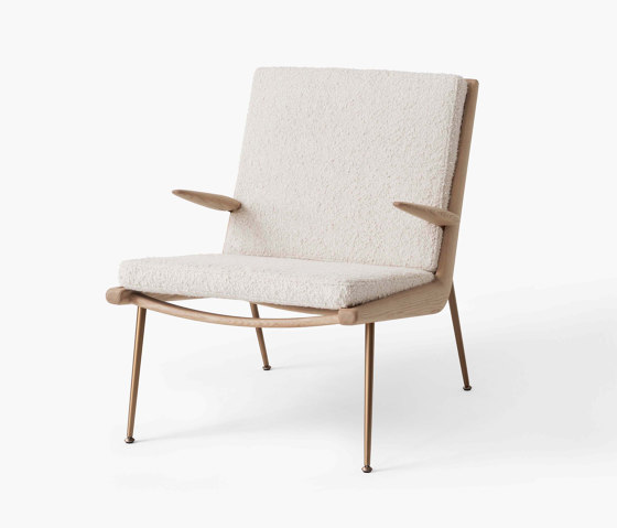 Boomerang HM2 Serafino Snow w. Oiled Oak & Brass base | Armchairs | &TRADITION