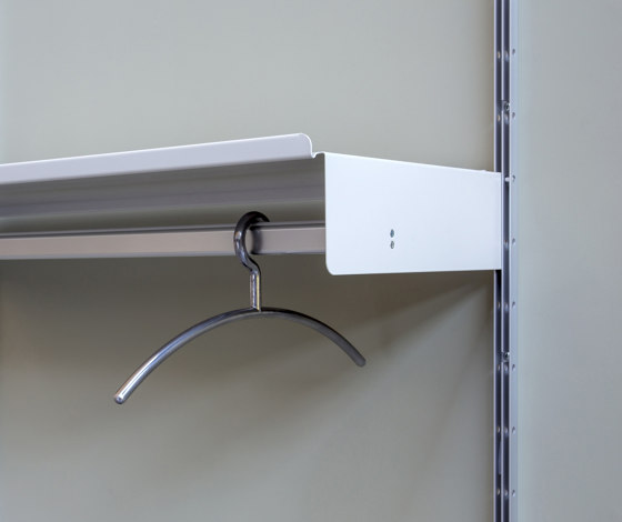 606 Universal Shelving System: Hanging rail | Armarios | Vitsoe