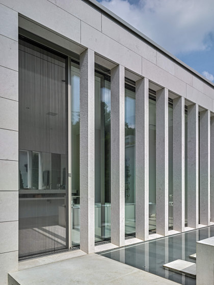 Frameless sliding windows with invisible insect screen | Patio doors | swissFineLine
