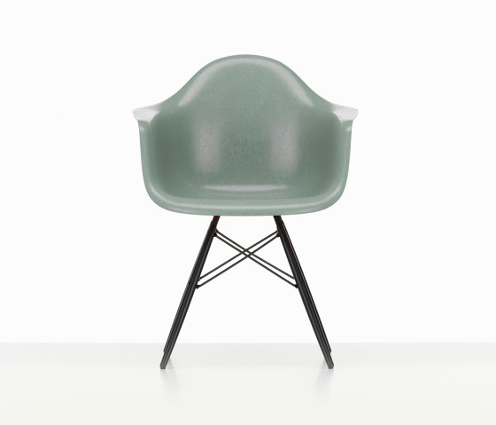 Eames Fiberglass Armchair DAW | Stühle | Vitra
