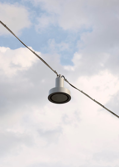 Arne S | Iluminación en catenaria | Lámparas exteriores de suspensión | Urbidermis
