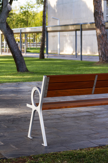 Perisphere wood bench | Benches | Urbidermis