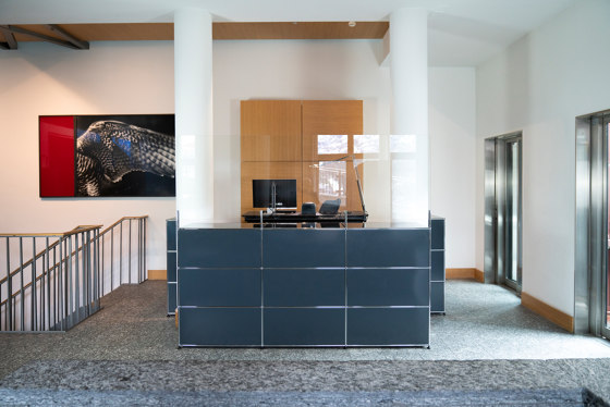 USM Haller Reception Station with Protection Screen | Anthracite | Counters | USM
