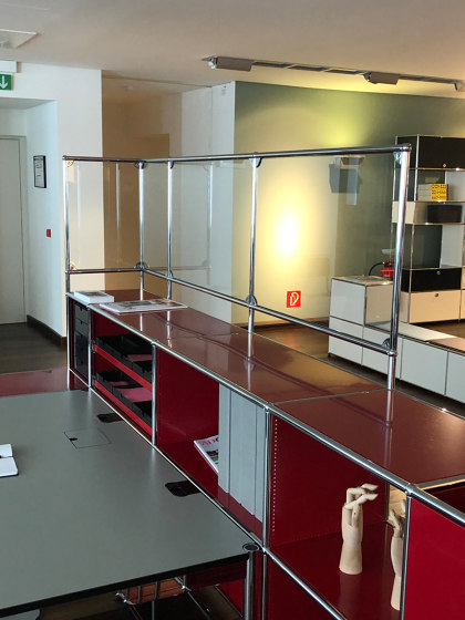 USM Haller Reception Station with Protection Screen | Ruby Red | Mostradores | USM