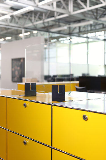 USM Haller Reception Station with Protection Screen | Golden yellow | Comptoirs | USM