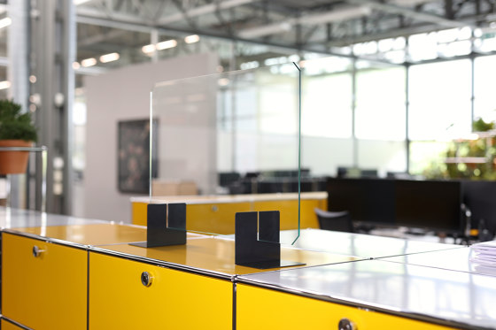 USM Haller Reception Station with Protection Screen | Golden yellow | Comptoirs | USM