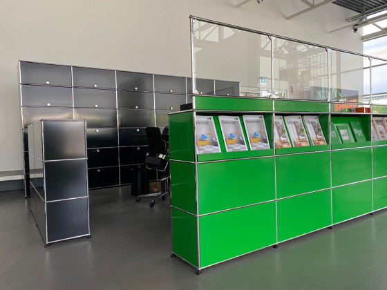 USM Haller Reception Station with Protection Screen | USM Green | Comptoirs | USM
