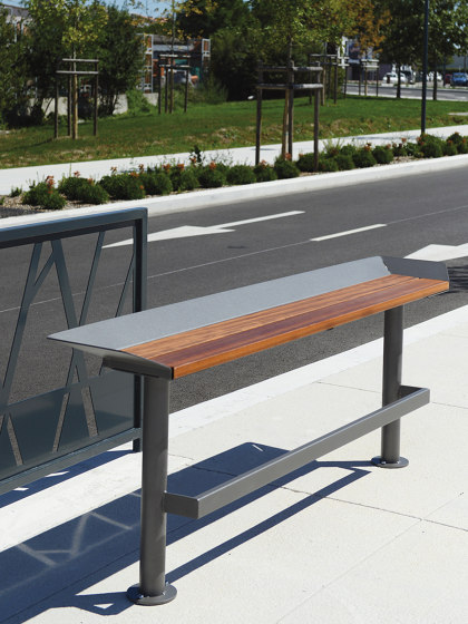 Oria sit / stand solution | Benches | Univers et Cité - Mobilier urbain
