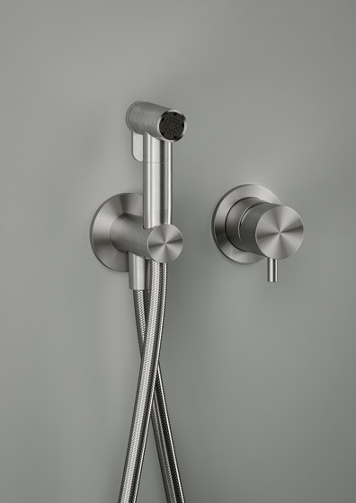 Complements | Hygienic shower, wall bracket and water connection | Shower controls | Quadrodesign