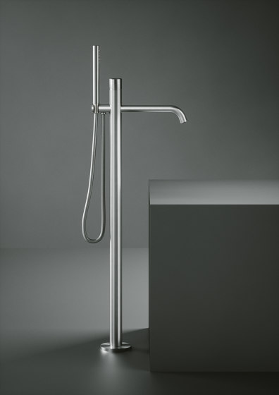 Stereo | High water flow free-standing mixer for bathtub with hand shower kit | Bath taps | Quadrodesign